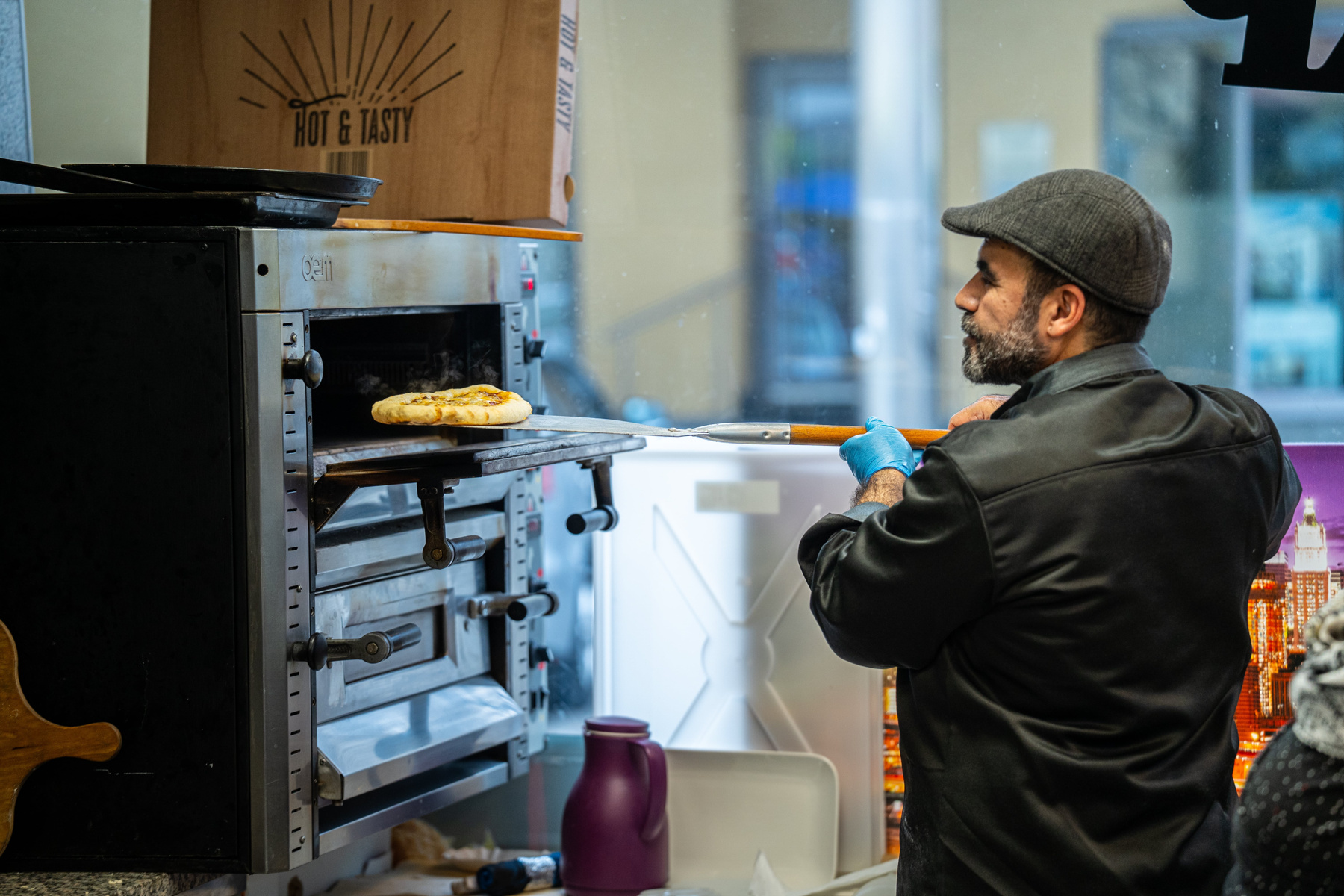 Frisch gebackenes Brot im Ofen bei Ulmer Kebap