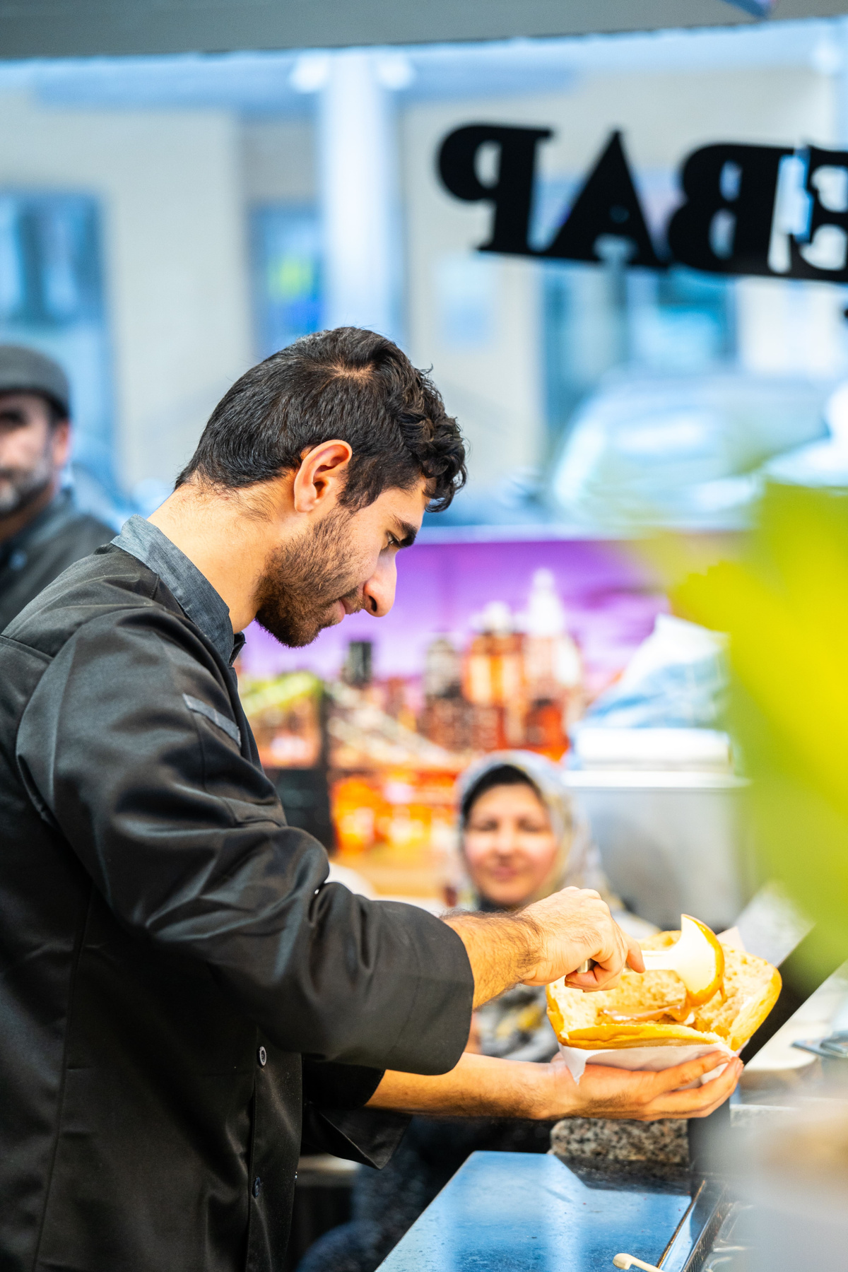 An der Theke wird der Döner frisch belegt